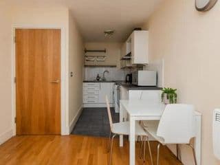 Vivid 2 Bedroom Apartment in Central London - Photo 13