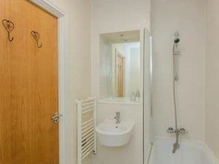 Vivid 2 Bedroom Apartment in Central London - Photo 18