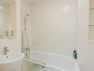 Vivid 2 Bedroom Apartment in Central London - Photo 6