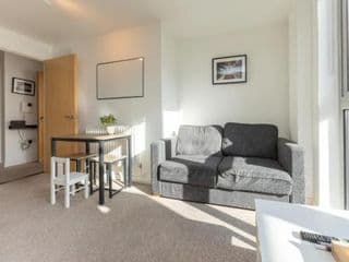 Bright & Airy 1 Bedroom Apartment in Trendy Peckham