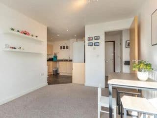 Bright & Airy 1 Bedroom Apartment in Trendy Peckham - Photo 16