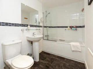 Bright & Airy 1 Bedroom Apartment in Trendy Peckham - Photo 19