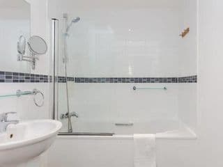 Bright & Airy 1 Bedroom Apartment in Trendy Peckham - Photo 3