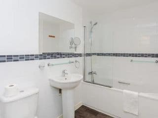 Bright & Airy 1 Bedroom Apartment in Trendy Peckham - Photo 4