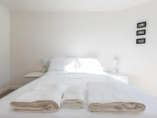 Bright & Airy 1 Bedroom Apartment in Trendy Peckham - Photo 9