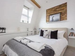 Stylish 1 Bedroom Apartment Near Northcote Road - Photo 3
