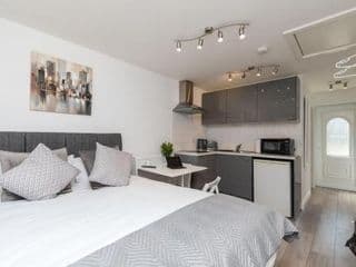 Findon Suite - Photo 7