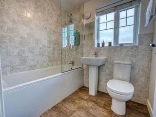 Modern 4 Bedroom 2 Bath House with Parking, Tyseley, Birmingham - Photo 18