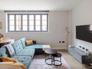 Huntsworth House - 2 bed 2 bath - Brand New Lofty, Stylish & Modern House
