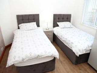 Cosy 3-Bed Bungalow NEC AIRPORT Close to ameities - Photo 2