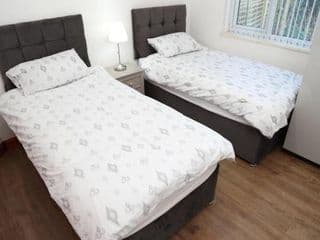 Cosy 3-Bed Bungalow NEC AIRPORT Close to ameities - Photo 3