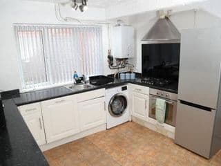 Cosy 3-Bed Bungalow NEC AIRPORT Close to ameities - Photo 6