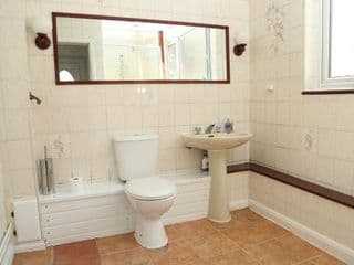 Cosy 3-Bed Bungalow NEC AIRPORT Close to ameities - Photo 9