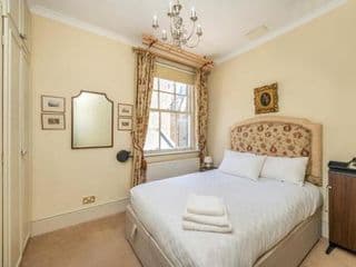 An elegant Late-Victorian style two BR apartment - Photo 2