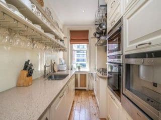An elegant Late-Victorian style two BR apartment - Photo 3