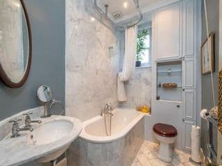 An elegant Late-Victorian style two BR apartment - Photo 4