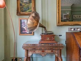 An elegant Late-Victorian style two BR apartment - Photo 8