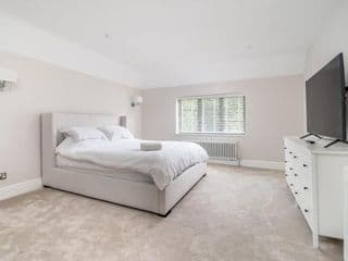 Pass the Keys Luxury 4 Bedroom home with large garden - Photo 15