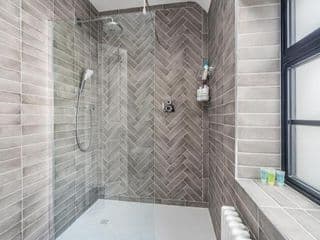 Pass the Keys Luxury 4 Bedroom home with large garden - Photo 16