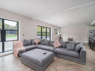 Pass the Keys Luxury 4 Bedroom home with large garden - Photo 3