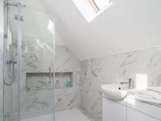 Pass the Keys Luxury 4 Bedroom home with large garden - Photo 22
