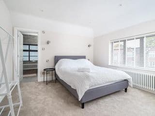 Pass the Keys Luxury 4 Bedroom home with large garden - Photo 4