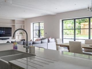 Pass the Keys Luxury 4 Bedroom home with large garden - Photo 5