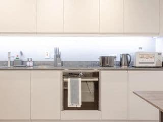 Modern Flat in the Heart of West London - Photo 2