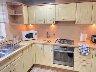 Tranquil, Modern & Large Flat With Parking - Photo 13