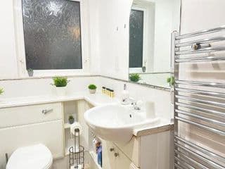 Tranquil, Modern & Large Flat With Parking - Photo 16