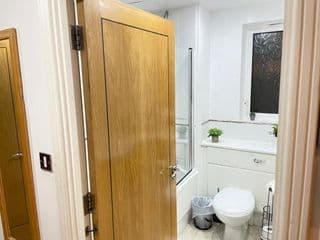 Tranquil, Modern & Large Flat With Parking - Photo 18