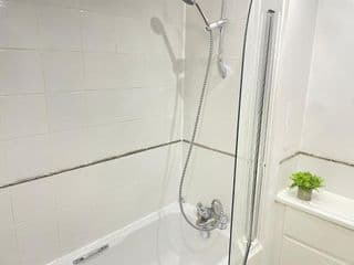 Tranquil, Modern & Large Flat With Parking - Photo 19
