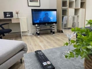 Tranquil, Modern & Large Flat With Parking - Photo 6