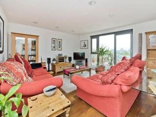 Superb apartment with terrace near the river in Putney by UnderTheDoormat