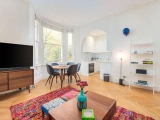 Beautiful Hampstead Home RH6 - Photo 3