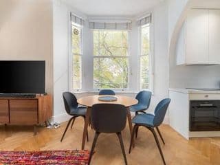 Beautiful Hampstead Home RH6 - Photo 4
