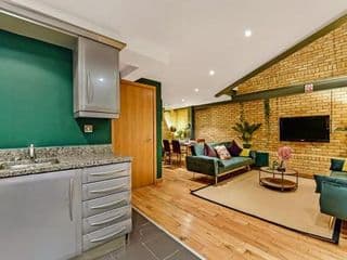 Spacious 2 Bed Urban Jungle Flat, Central London - Photo 16
