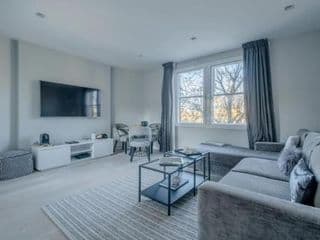 Modern and Luxurious 2 Bedroom Flat - Barons Court