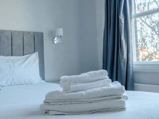 Modern and Luxurious 2 Bedroom Flat - Barons Court - Photo 11