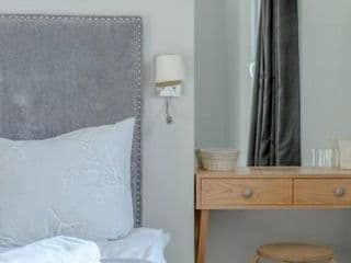Modern and Luxurious 2 Bedroom Flat - Barons Court - Photo 12