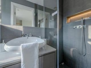 Modern and Luxurious 2 Bedroom Flat - Barons Court - Photo 18