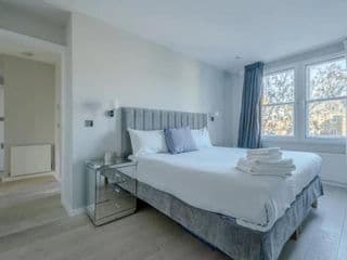 Modern and Luxurious 2 Bedroom Flat - Barons Court - Photo 5