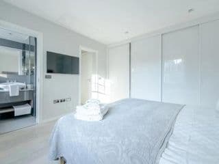 Modern and Luxurious 2 Bedroom Flat - Barons Court - Photo 8
