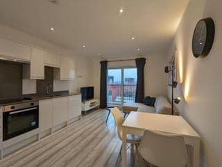 Hounslow Apartments by Charles Hope - Photo 8