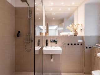 Spacious apartment in Hemholtzkiez Prenzlauer Berg for 8 People - Photo 7