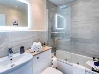 La Casa Suites Windsor - Photo 16
