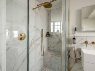 Stylish 2 Bed/2 Bath Flat In The Heart Of Windsor - Photo 18