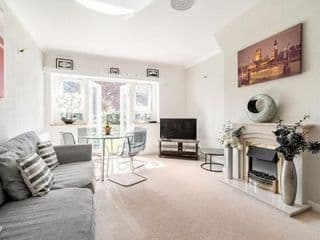 Homely Property- Sleeps up to 6 - Photo 2