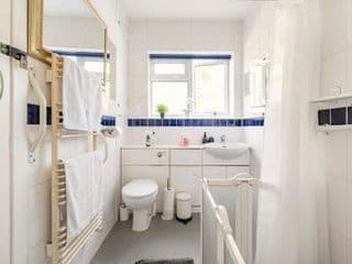 Homely Property- Sleeps up to 6 - Photo 17