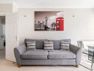 Homely Property- Sleeps up to 6 - Photo 3